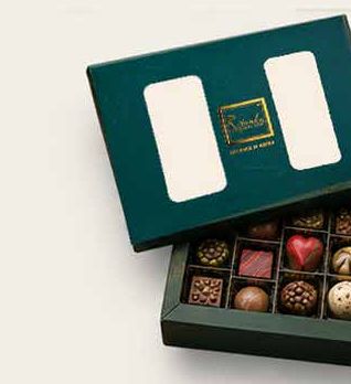 Grüne Pralinenschachtel mit gemischten Pralinen