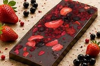 Bitterschokolade mit Erdbeeren und Johannisbeeren