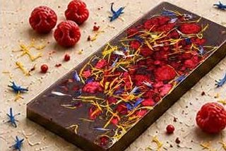 Bitterschokolade mit Himbeeren und Blüten
